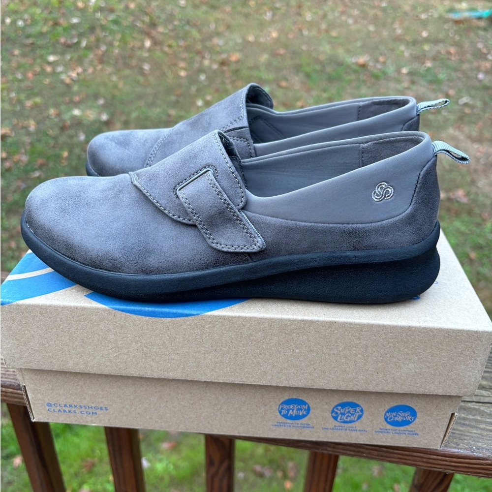 Clark’s brand new women’s cloud stepper shoes. 6.5M. Gray color.